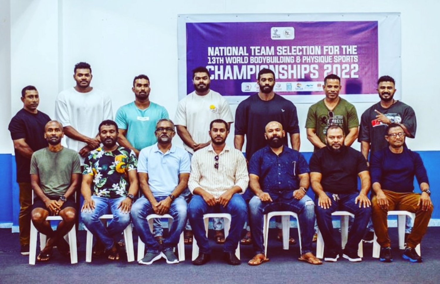 ދުނިޔޭގެ ބޮޑީ ބިލްޑިން މުބާރަތަށް ނެގި ގައުމީ ބޮޑީ ބިލްޑިން ޓީމާއެކު، ބޮޑީ ބިލްޑިން އެސޯސިއޭޝަންގެ އިސް ވެރިން ފޮޓޯ އަކަށް ހުއްޓިލައިގެން --- ފޮޓޯ: ބީބީއޭއެމް