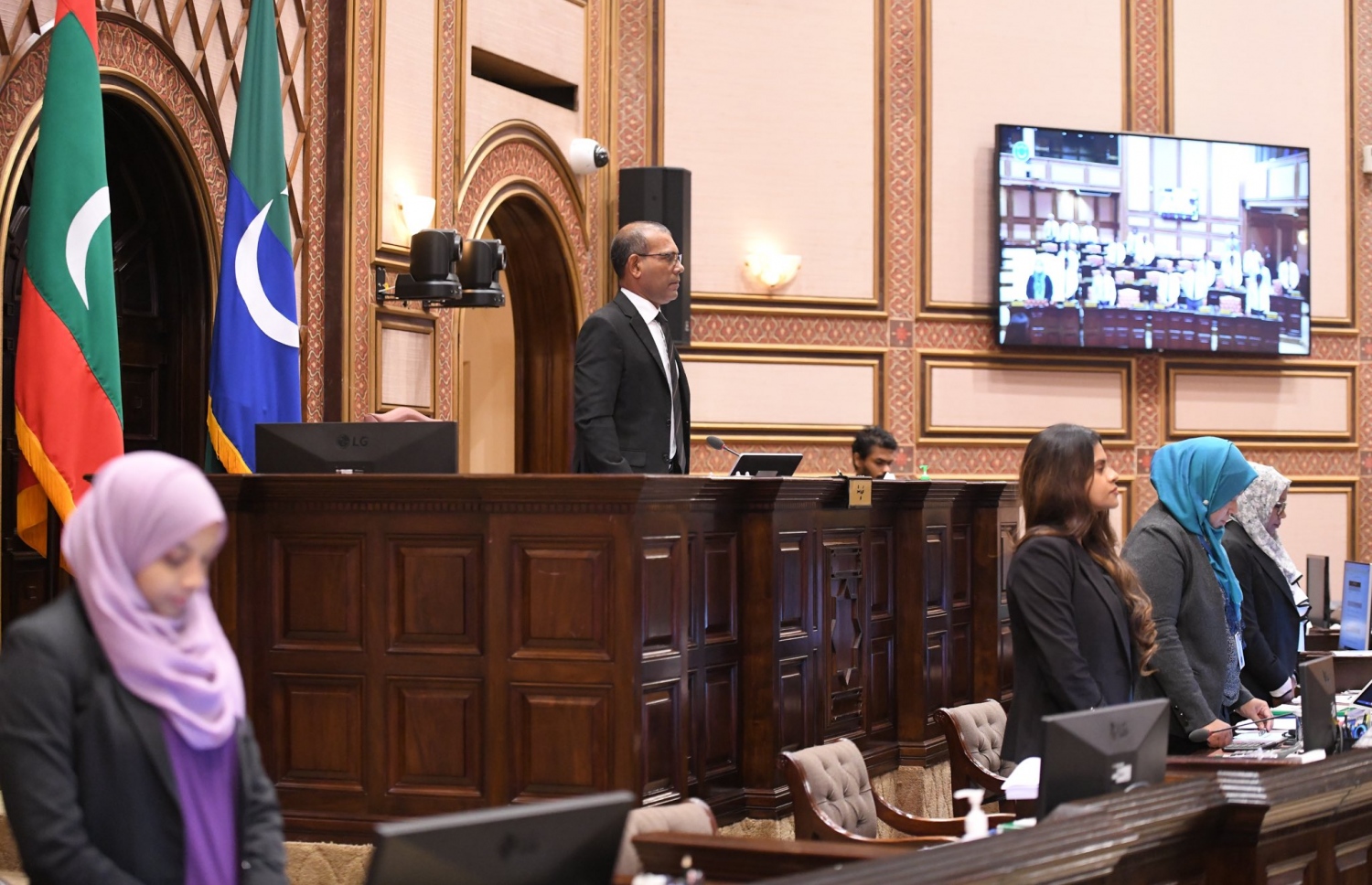 ރާނީގެ ހަނދާނުގައި މަޖިލީހުގައި ބޭއްވި ސުކޫތުގައި ރައްޔިތުންގެ މަޖިލީހުގެ ރައީސާއި ބައެއް އިދާރީ މުވައްޒަފުން ބައިވެރިވަނީ.--- ފޮޓޯ: މަޖިލިހުގެ އިދާރާ