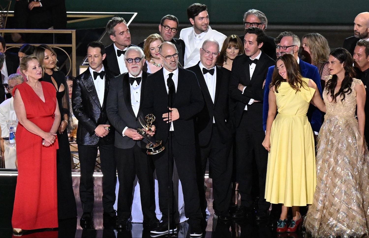 އެންމެ މޮޅު ޝޯގެ އެވޯޑު ހޯދި ސަކްސެޝަންގެ ކާސްޓު އެވޯޑާ ހަވާލުވާން ސްޓޭޖަށް އަރައި