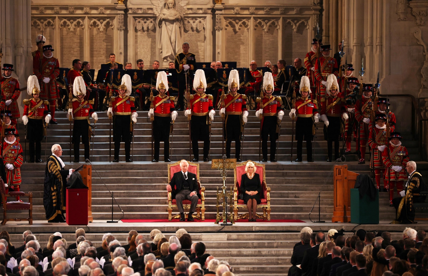 މި މަހުގެ 8 ވަނަ ދުވަހު އިނގިރޭސި ރާނީ އެލިޒަބަތު ދޭއް އަވަހާރަވުމުން އެކަމުގެ ހިތާމަ ފާޅުކޮށް ތައުޒިޔާ ކިޔުމަށާއި އާ ރަސްގެފާނު ޗާލްސް ތިނެއް އަށް މަރުހަބާ ދެންނެވުމުގެ ގޮތުން، އިނގިރޭސި ވިލާތުގެ ގާނޫނު ހަދާ މަޖިލީހުގެ ދެ ގޭގެ މެމްބަރުން ހިމެނޭ ގޮތުން، ވެސްޓްމިންސްޓާ ހޯލްގައި، ސެޕްޓެމްބަރ 12، 2022 ގައި ބޭއްވި ޖަލްސާގައި، އާ ރަސްގެފާނު ޗާލްސް އާއި އަނބިކަނބަލުން ކެމީލާ ބައިވެރިވެވަޑައިގަންނަވަނީ. --އޭއެފްޕީ