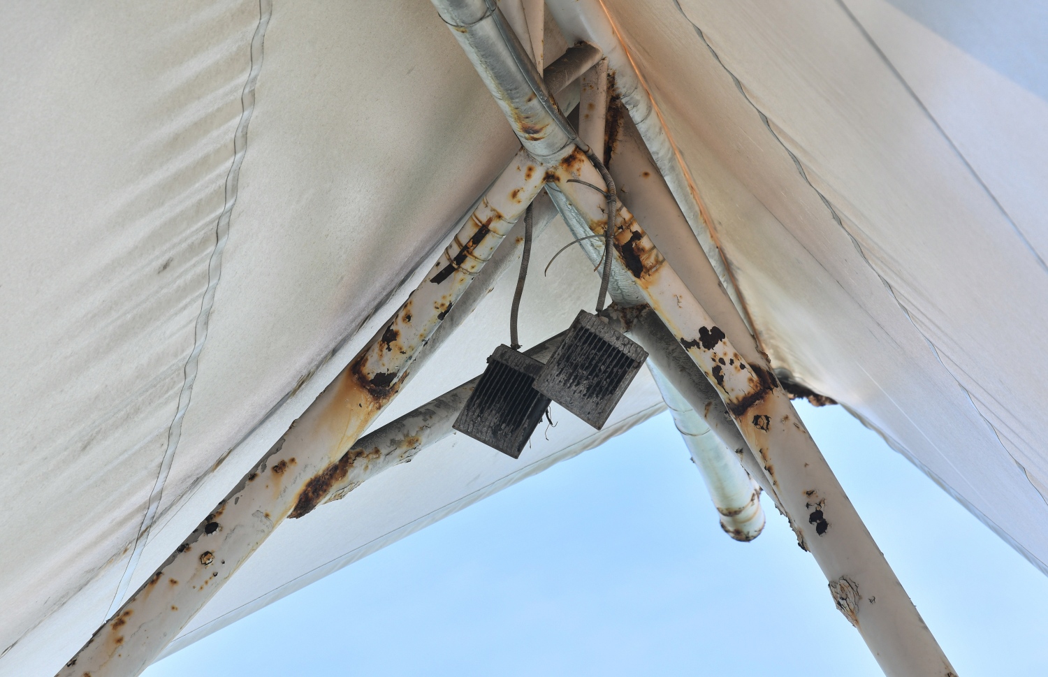 މާލޭގެ ރަސްމީ ފާލަމުގެ މަތީ ސްޓްރަކްޗާގެ ދަގަނޑުތަކުގައި ދަބަރު ޖަހާފައިވާއިރު، އެ ތަނުގައި ހަރުކޮއްފައިވާ ލައިޓްތައް ވެސް ވަނީ ނެއްޓިފައި.-- ފޮޓޯ: ފަޔާޒު މޫސާ | މިހާރު