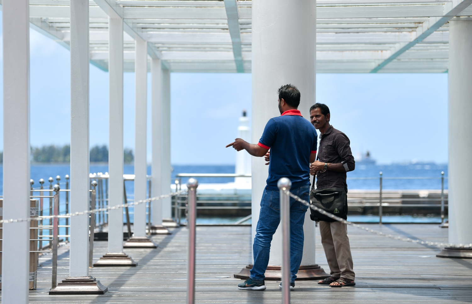 މާލޭގެ ރަސްމީ ފާލަމުގައި ދެ މީހަކު މަޑުކޮށްލައިގެން: ފާލަމުގެ މަތީގައި ދަމާފައިވާ ސަތަރިގަނޑު ވެސް ވަނީ ވަރަށް ބޮޑަށް ބާވެފައި.---ފޮޓޯ: ފަޔާޒު މޫސާ| މިހާރު