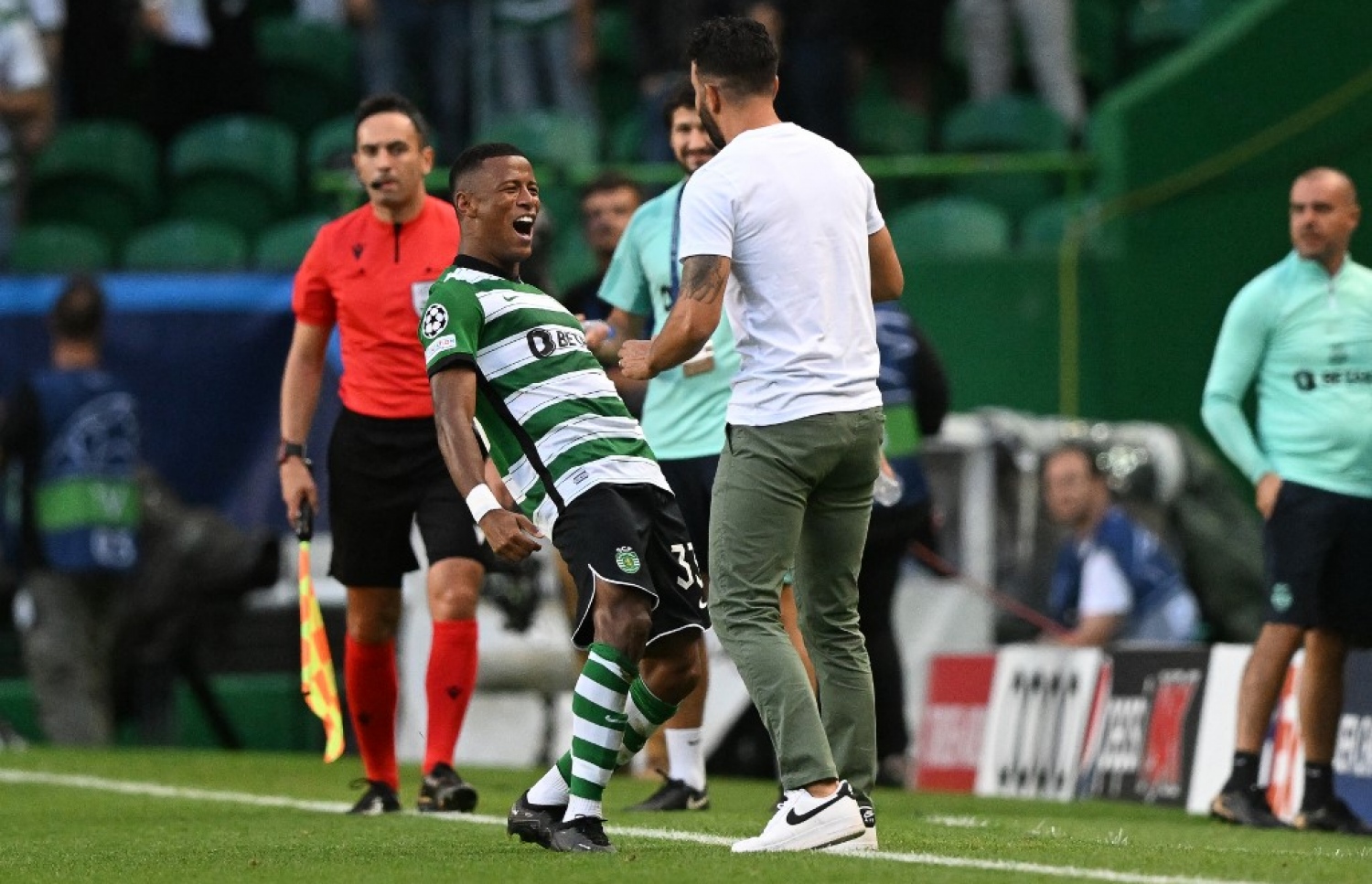 ކުޅެން އެރިތާ މިނިޓެއް ނުވެ، ލަނޑު ޖެހުމަށް ފަހު ސްޕޯޓިންގެ ގޯމޭޒް، ޓީމުގެ ކޯޗާ އެކު އުފާފާލުކުރަނީ.-- ފޮޓޯ: އޭއެފްޕީ