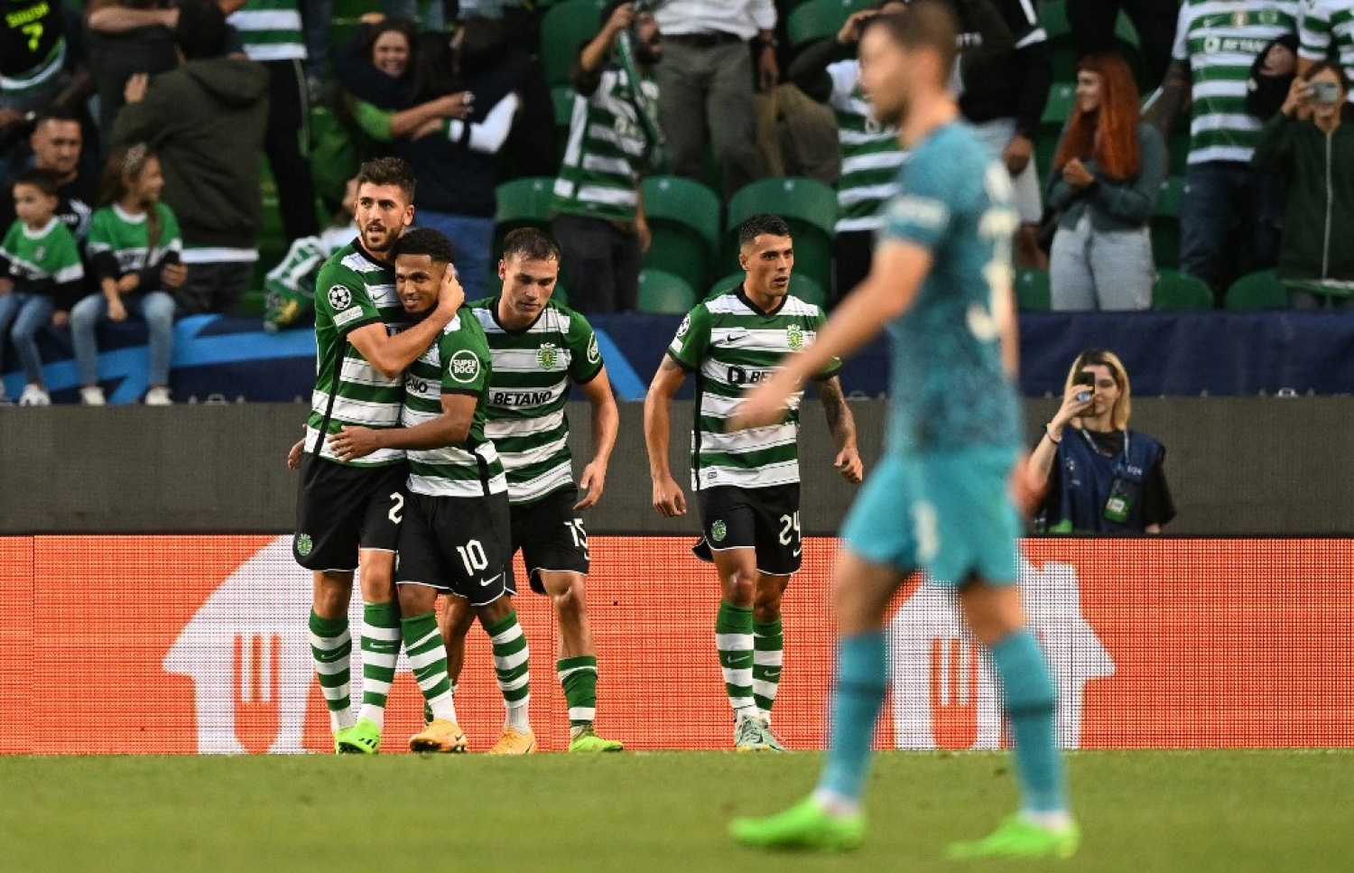 ސްޕޯޓިންގެ ފުރަތަމަ ލަނޑު ޖެހުމަށް ފަހު، ބައެއް ކުޅުންތެރިން އުފާފާޅުކުރަނީ.-- ފޮޓޯ: އޭއެފްޕީ