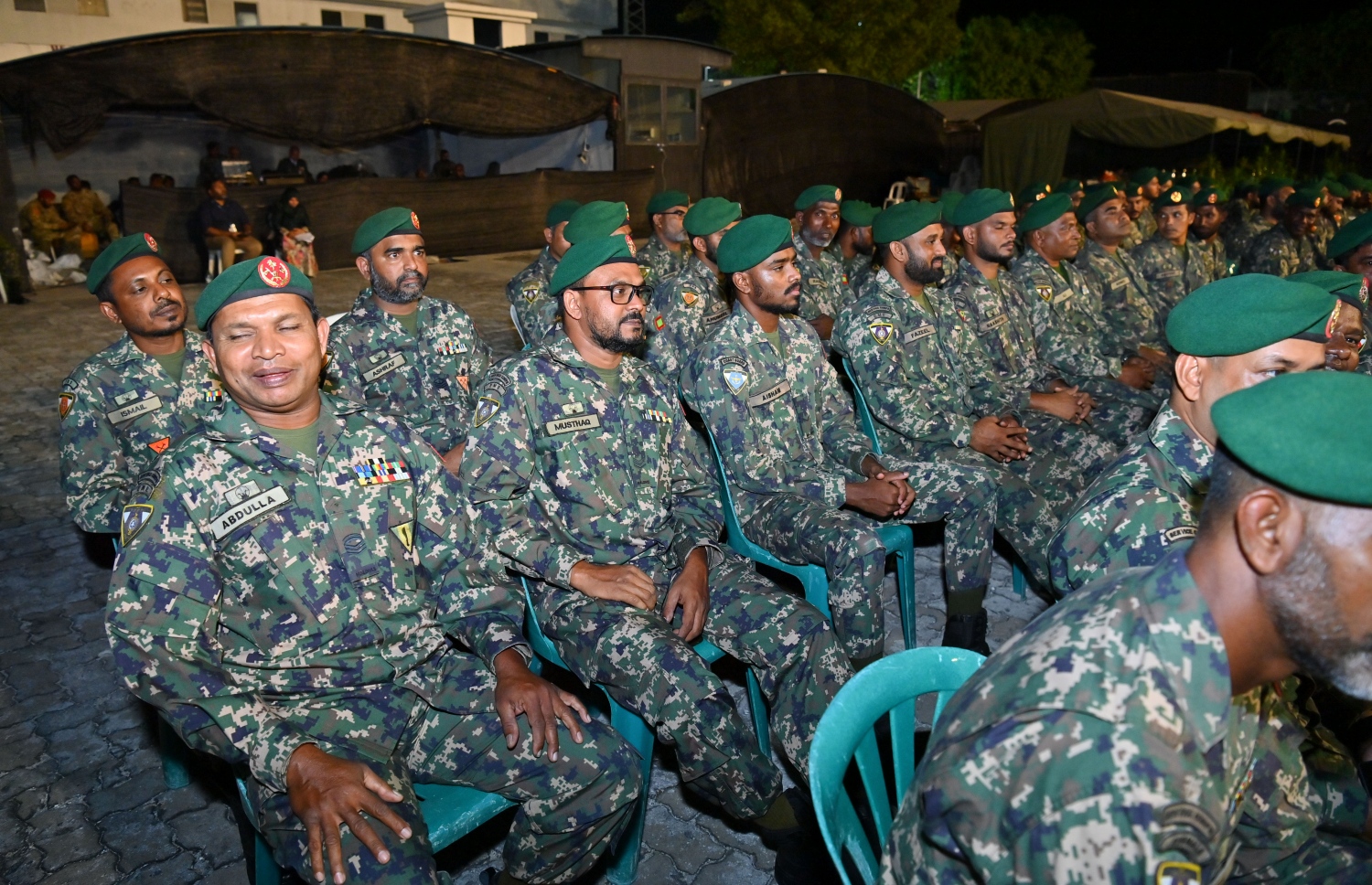 ސިފައިންގެ 130 ވަނަ އަހަރީ ދުވަސް ފާހަގަކުރުމުގެ ގޮތުން ކަޅުތުއްކަލާކޮށީގައި ރޭ ބޭއްވި ރަސްމިއްޔާތުގައި ސިފައިންތަކެއް ބައިވެރިވަނީ.-- ފޮޓޯ: ރައީސް އޮފީސް