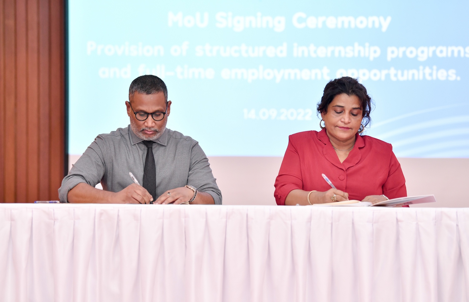 އެ އެމްއޯޔޫގެ ދަށުން އެމްއެންޔޫގެ ދަރިވަރުންނަށް ވިލާގެ ރިސޯޓުތަކުން އިންޓާންޝިޕްގެ ފުރުސަތު ލިބޭނެ. ފޮޓޯ: ނިޝާން އަލީ | މިހާރު