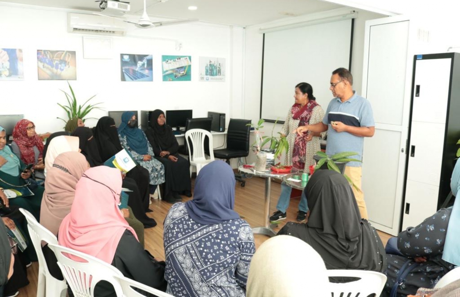 ތަމްރީނުގެ ބައިވެރިންނަށް ކޯހުގެ ޓްރެއިނަރުން މައުލޫމާތު ދެއްވަނީ ---ފޮޓޯ: އެމައައި ކޮލެޖް