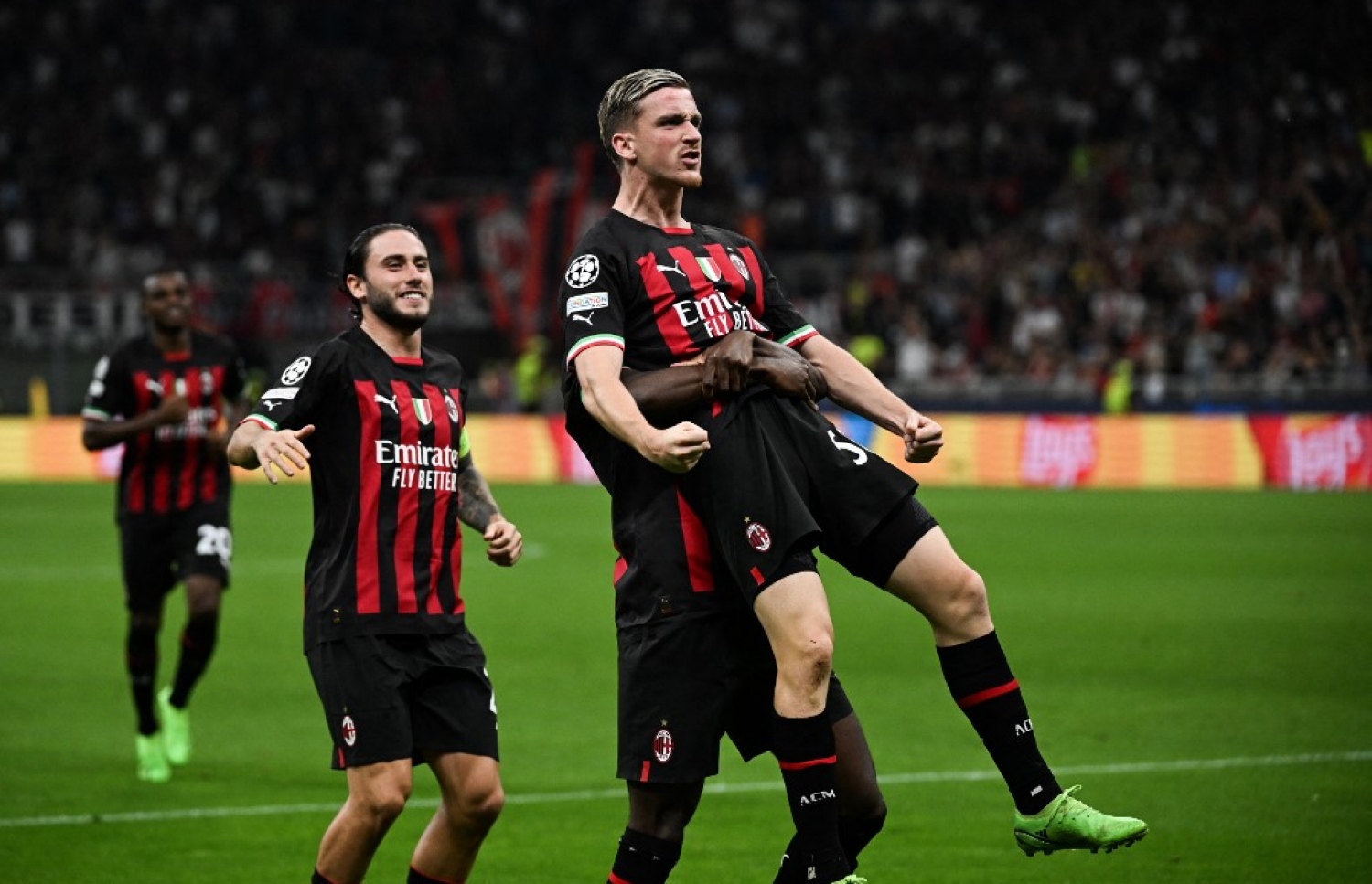 އޭސީ މިލާނުގެ ދެވަނަ ލަނޑު ޖެހުމަށް ފަހު ބެލްޖިއަމްގެ ސޭލަމެކާސް، އުފާފާޅުކުރަނީ.-- ފޮޓޯ: އޭއެފްޕީ