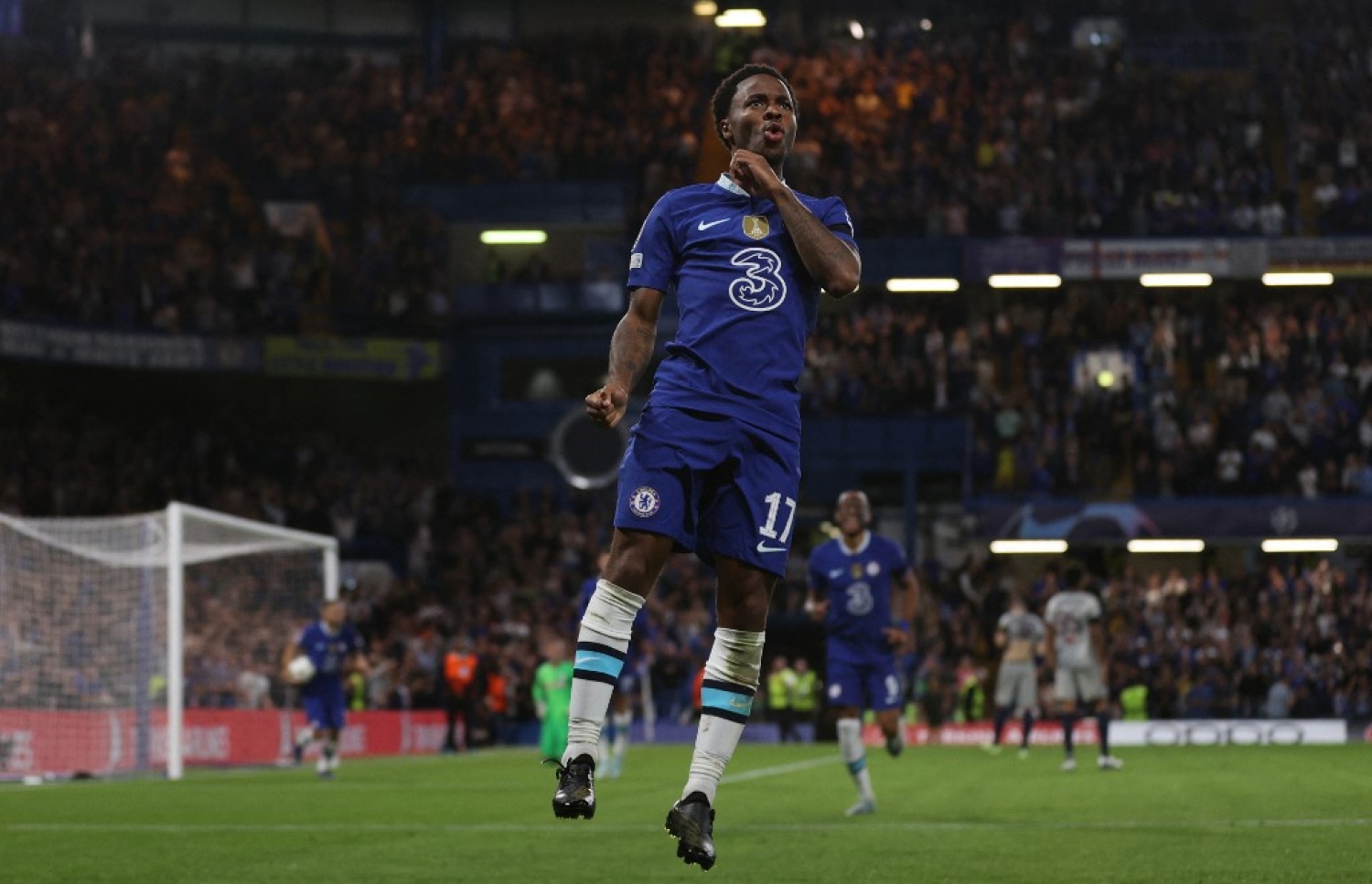 ޗެލްސީއަށް ލީޑު ނަގައިދިނުމަށް ފަހު ސްޓާލިން، މިއީ ޗެލްސީ އިން މި ސީޒަނުގައި ޗެމްޕިއަންސް ލީގުގައި ޖެހި ފުރަތަމަ ލަނޑު.-- ފޮޓޯ: އޭއެފްޕީ