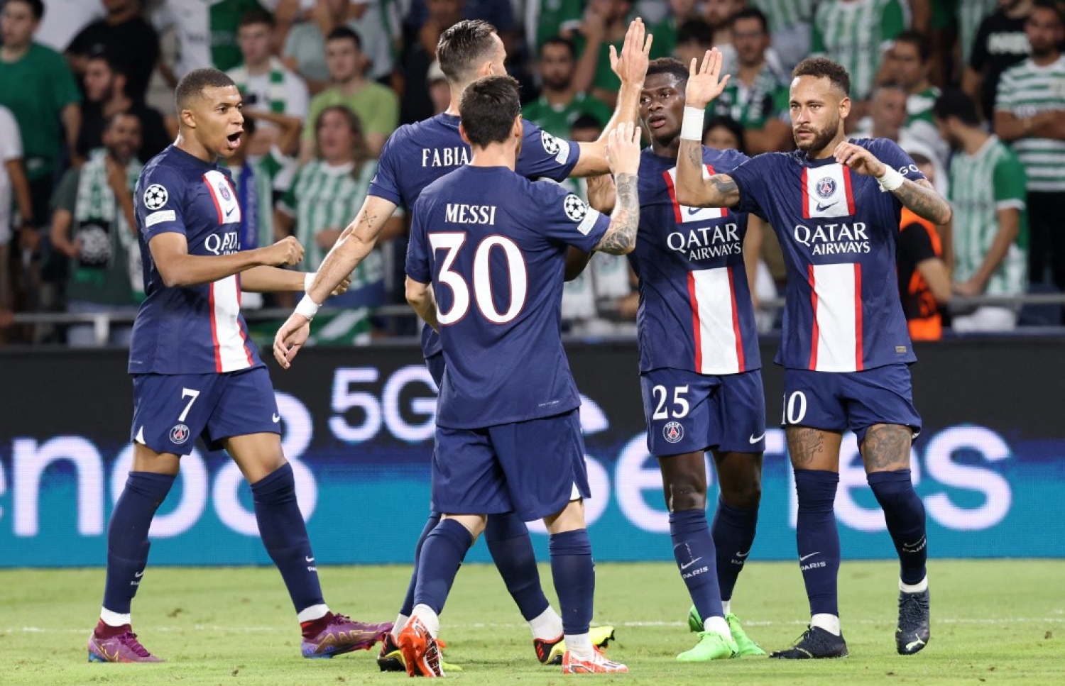 ނޭމާ (ކ)، ޕީއެސްޖީގެ ތިންވަނަ ލަނޑު ޖެހުމަށް ފަހު ކުޅުންތެރިންނާ އެކު އުފާފާޅޫކުރަނީ.-- ފޮޓޯ: އޭއެފްޕީ