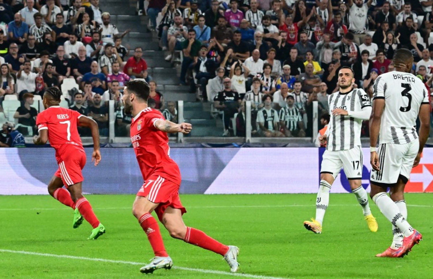 ޑޭވިޑް ނެރޭސް، ޔުވެންޓަސް ކޮޅަށް ލަނޑު ޖަހައި ބެންފީކާ އަށް ލީޑު ނަގައިދިނުމަށް ފަހު.-- ފޮޓޯ: އޭއެފްޕީ