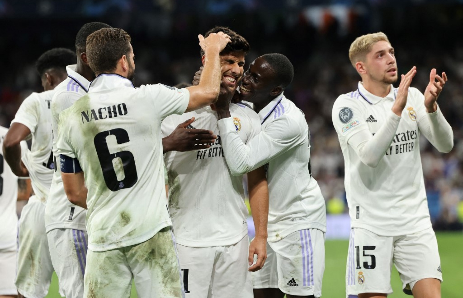 އަސެންސިއޯ (މ)، ރެއާލްގެ ދެވަނަ ލަނޑު ޖެހުމަށް ފަހު، ޓީމުގެ ކުޅުންތެރިންނާ އެކު އުފާފާޅުކުރަނީ.-- ފޮޓޯ: އޭއެފްޕީ