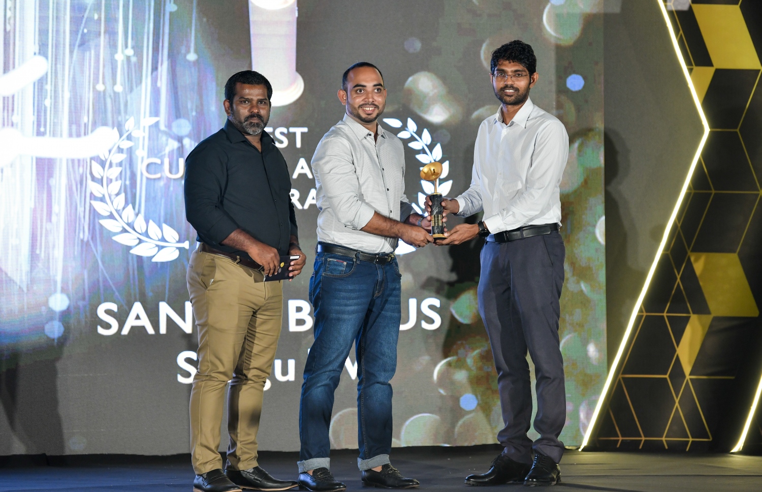 ބްރޯޑްކާސްޓިން އެވޯޑްސްގައި ސަންގު ޓީވީ އަށް ލިބުނު އެވޯޑަކާ އެ ޗެނަލްގެ އިސްވެރިޔާ އިބްރާހިމް ވަހީދު (އަސްވާޑް) މިރޭ ހަވާލުވަނީ.---ފޮޓޯ: ނިޝާން އަލީ| މިހާރު