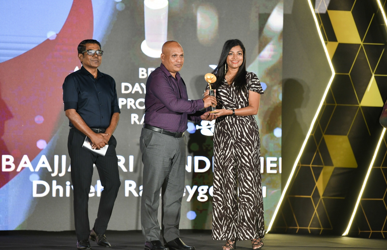 ދިވެހިރާއްޖޭގެ އަޑުގެ ޕްރެޒެންޓަރު ނަސްރުﷲ އިދުރީސްއާ، މީދޫ ދާއިރާގެ މެމްބަރު ރޮޒައިނާ އާދަމް މިރޭ އެވޯޑެއް ހަވާލު ކޮށްދެއްވަނީ.---ފޮޓޯ: ނިޝާން އަލީ| މިހާރު