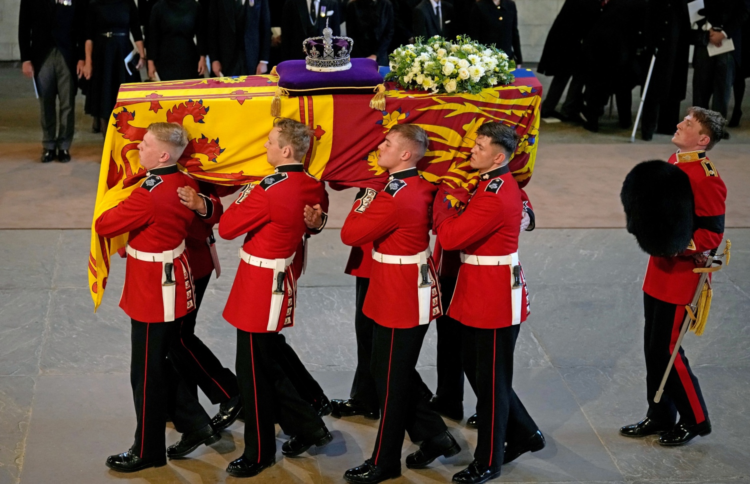 ސެޕްޓެމްބަރ 14، 2022: އިނގިރޭސި ރާނީ އެލިޒަބަތު ދޭއްގެ ސަންދޯއް، ޝާހީ ގާޑުންގެ ކޮނޑުމަތީގައި ވެސްޓްމިންސްޓާ ހޯލަށް ގެންދަނީ. --އޭއެފްޕީ