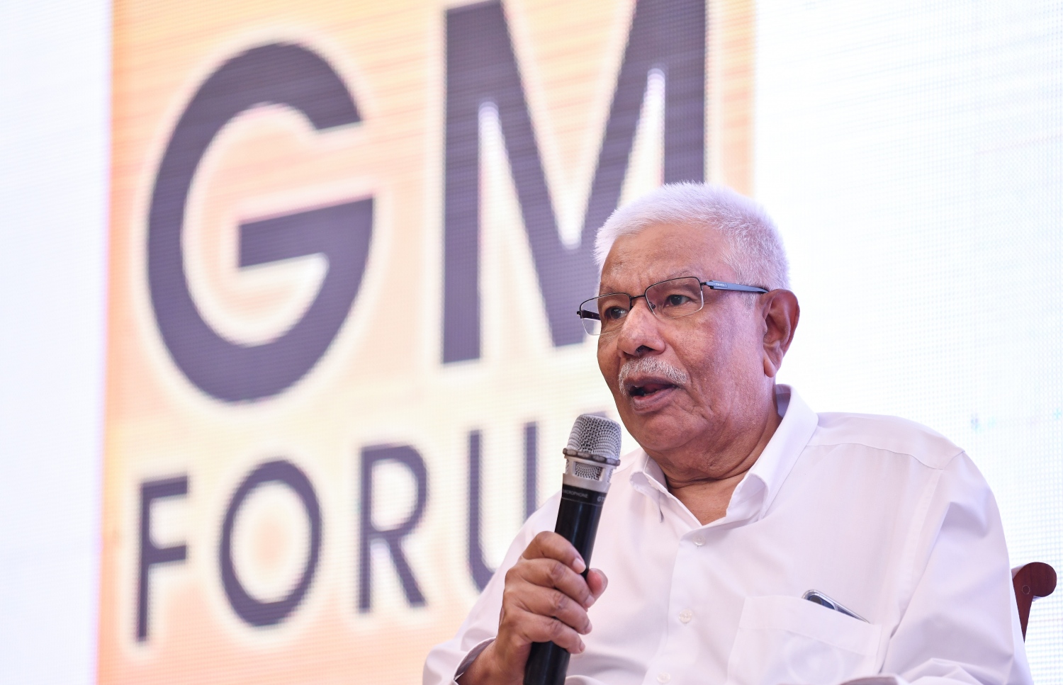 ޓޫރިޒަމް ދާއިރާގެ ވިޔަފާރިވެރިޔާ މުހަންމަދު އުމަރު މަނިކު (އެމްޔޫ) ޖީއެމް ފޯރަމްގައި ވާހަކަދައްކަވަނީ-- ފޮޓޯ: ފަޔާޒް މޫސާ/ މިހާރު