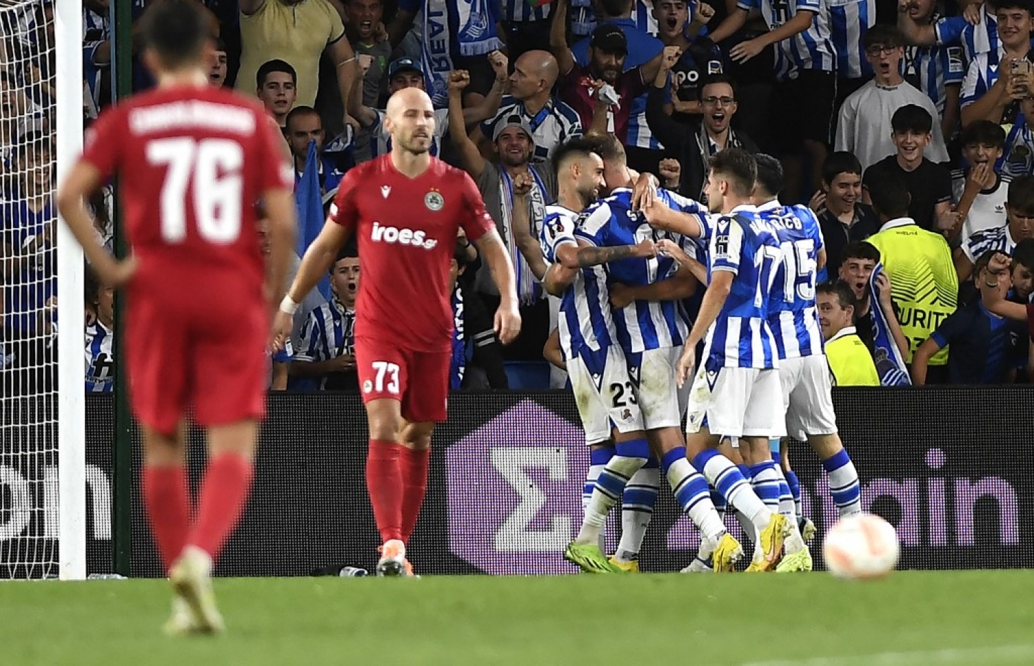 ސޮސިއެޑާޑުން މޮޅުވި ލަނޑު ޖެހުމަށް ފަހު އުފާފާޅުކުރަނީ.-- ފޮޓޯ: އޭއެފްޕީ