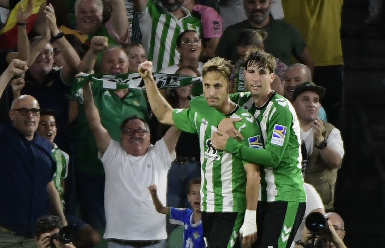 ބެޓިސްގެ ކުޅުންތެރިން ލަނޑު ޖެހުމަށް ފަހު އުފާފާޅުކުރަނީ.-- ފޮޓޯ: އޭއެފްޕީ