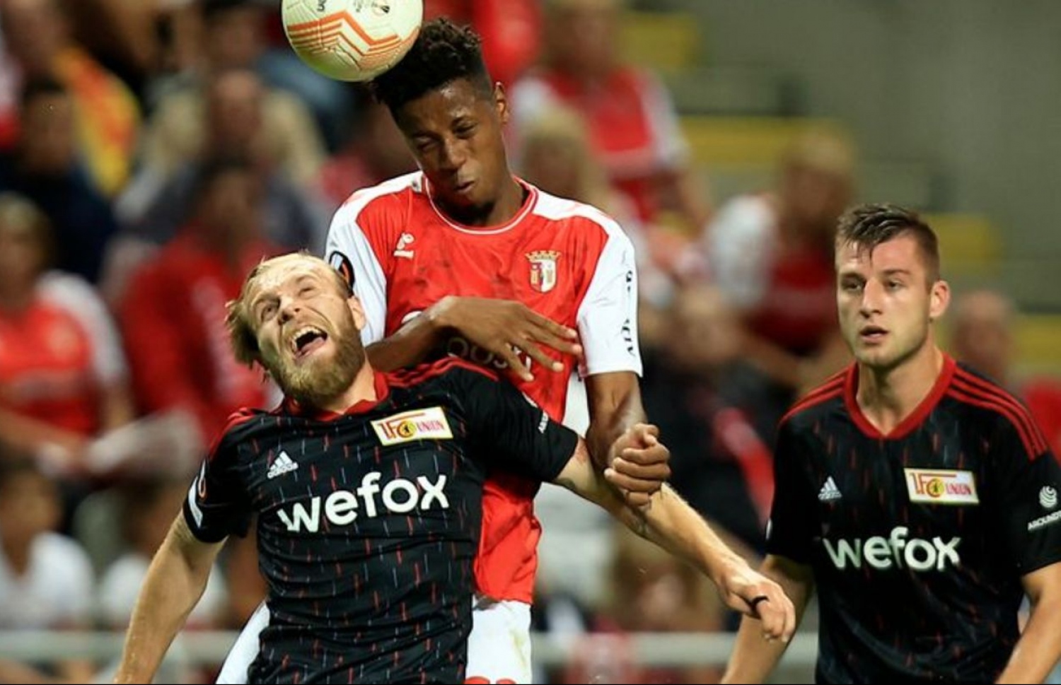 ބްރާގާގެ ކުޅުންތެރިއެއް، ޔޫނިއަން ބާލިން ކުޅުންތެރިއެއް ކައިރިން އަރައި ބޮލުން ޖަހަނީ. -- ފޮޓޯ: އޭޕީ