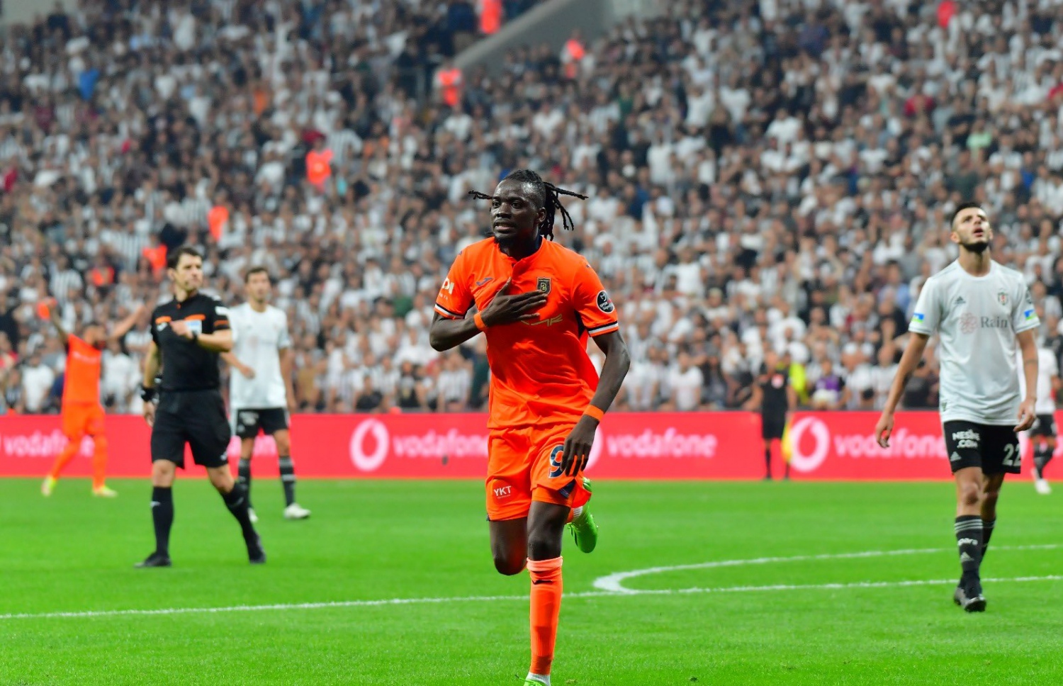 ޓްރައޯރޭ، ފިއޮރެންޓީނާ ކޮޅަށް ލަނޑު ޖެހުމަށް ފަހު އުފާ ފާޅުކުރަނީ. -- ފޮޓޯ: ބަސަކްޝެހިރު