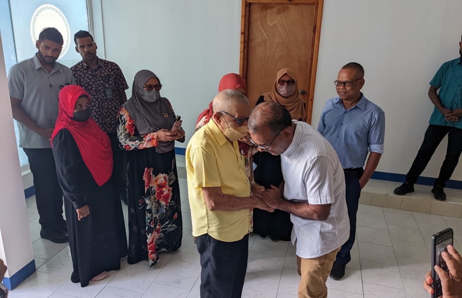 ރައްޔިތުން މަޖިލީހުގެ ރައީސް އަދި ކުރީގެ ރައީސް މުހައްމަދު ނަޝީދު އައްޑޫ ހިތަދޫގެ އެމްޑީޕީ މެމްބަރުންނާ ބައްދަލުކުރައްވަނީ -- ފޮޓޯ: ކުލަ ޔެލޯ | ފޭސްކުބް