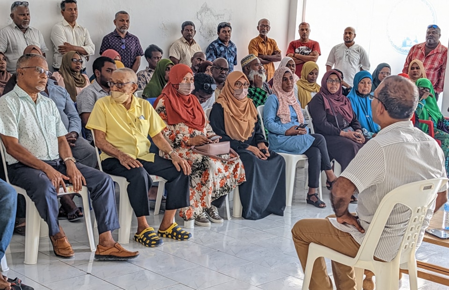 ރައްޔިތުން މަޖިލީހުގެ ރައީސް އަދި ކުރީގެ ރައީސް މުހައްމަދު ނަޝީދު އައްޑޫ ހިތަދޫގެ އެމްޑީޕީ މެމްބަރުންނާ ބައްދަލުކުރައްވަނީ -- ފޮޓޯ: ކުލަ ޔެލޯ | ފޭސްކުބް