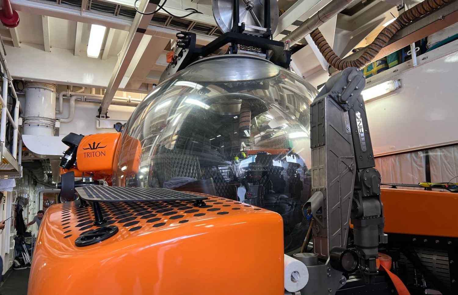 އޮޑެސީގައި އޮންނަ ދެވަނަ ސަބްމާސިބަލް "އޯރީލިއާ": ކަނޑުގެ 2،000 މީޓަރު ފުނަށް ދިއުމުގެ ގާބިލުކަން ލިބިފައިވާ މި އުޅަނދުގައި ހަ ކެމެރާގެ ސިސްޓަމަކާއި އަދިވެސް ހާއްސަ ފީޗާތައް ހުރޭ. އިންސާނުން ގޮވައިގެން ކަނޑުގެ އަޑީގައި 96 ގަޑިއިރު ހޭދަކުރުމުގެ ގާބިލުކަން ވެސް މި އުޅަނދަށް ލިބިފައިވޭ. މި އުޅަނދު އޮޕަރޭޓްކުރުމަށް އެކަމަށް ހާއްސަކޮށް ތަމްރީނުވެފައި ތިބޭ ޕައިލެޓުން ވެސް ތިބޭ -- ފޮޓޯ: މިހާރު