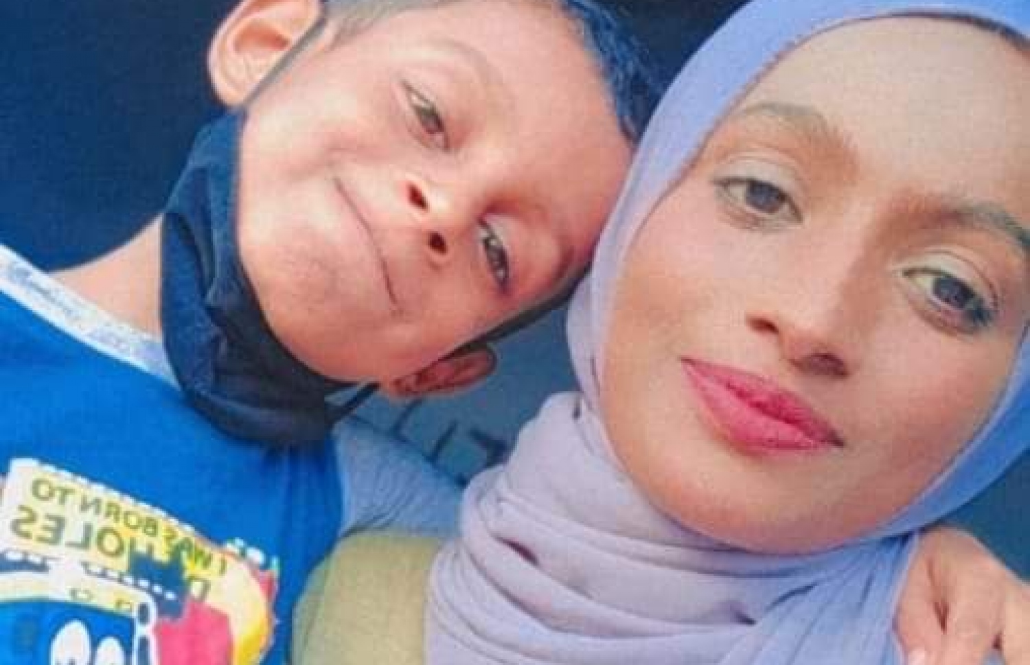 ހުޒެއިލް އޭނާގެ މަންމައާ އެކު.