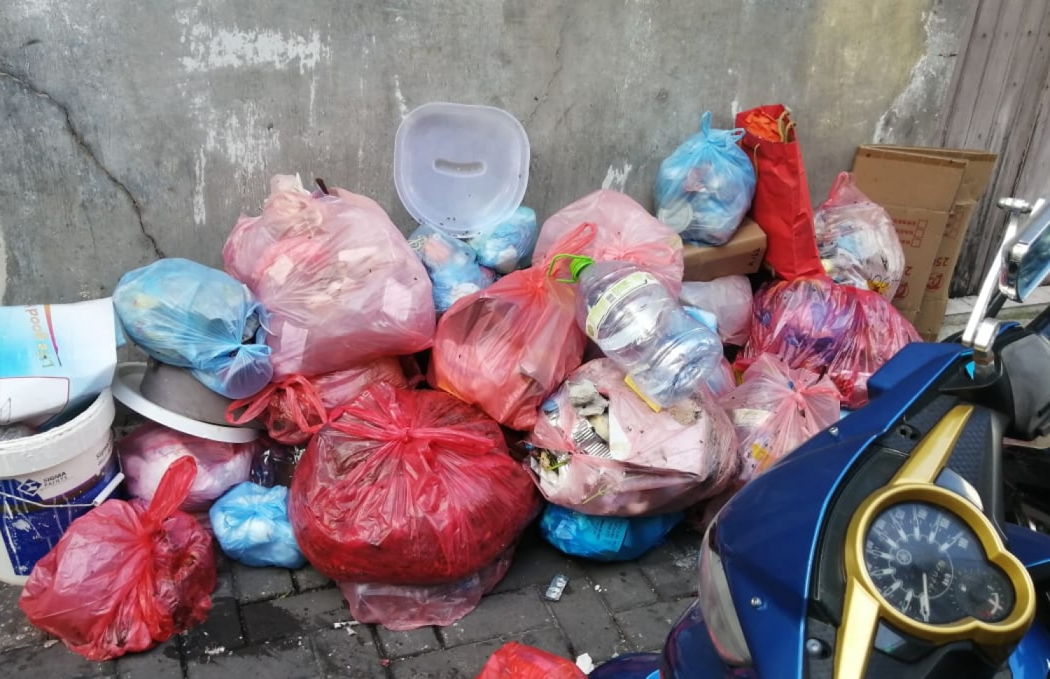 މާލެ މަގުމަތީގައި ބަހައްޓާފައި ހުރި ކުނިތަކެއް: ކުނި މަދުކުރެވިދާނެ ގޮތްތައް ބަލައި އެގޮތަށް އަމަލު ކުރުމަށް މިނިސްޓްރީން އެދޭ.