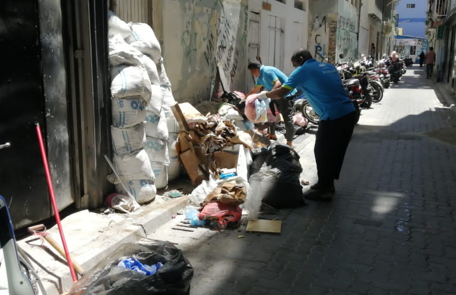 މާލޭގެ މަގުމައްޗަށް އުކާލާފައިވާ ކުނިތައް މާލޭ ސިޓީ ކައުންސިލްގެ މުވައްޒަފުން ނަގަނީ.