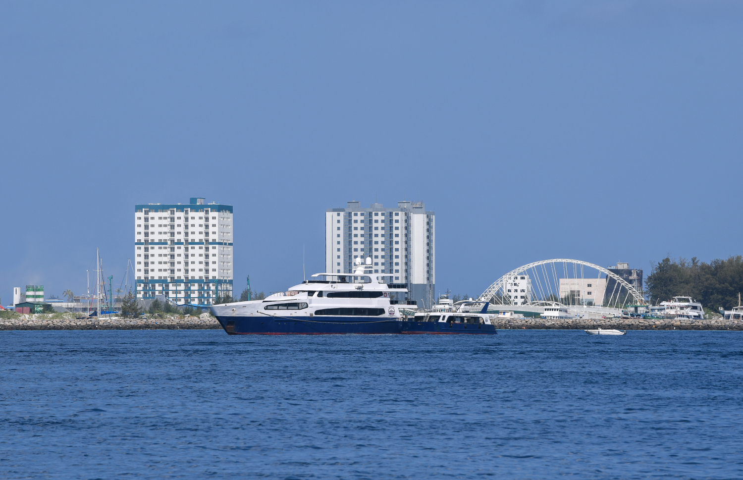 ހުޅުމާލެ ބޭރުގައި ސަފާރީއެއް: ސަފާރީތައް ބަނދަރުކުރާނެ ރަނގަޅު ތަނެއް ނެތުމުގެ ޝަކުވާ އަބަދުވެސް އޮވޭ.-- ފޮޓޯ: ފަޔާޒް މޫސާ | މިހާރު