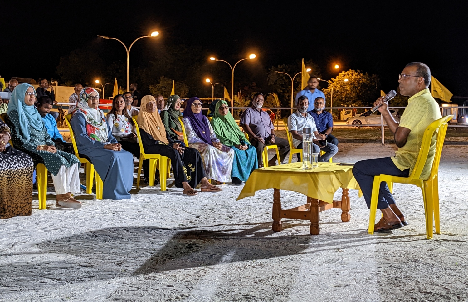 ނަޝީދު އައްޑޫގައި: އެމަނިކުފާނު ވަނީ އައްޑޫގެ އެކި އަވަށްތަކަށް ވަޑައިގެން ރައްޔިތުންނާ ބައްދަލުކުރައްވައި ސުވާލުތަކަށް ޖަވާބު ދެއްވާފައި. -- ފޮޓޯ | ސޯޝަލްމީޑިއާ