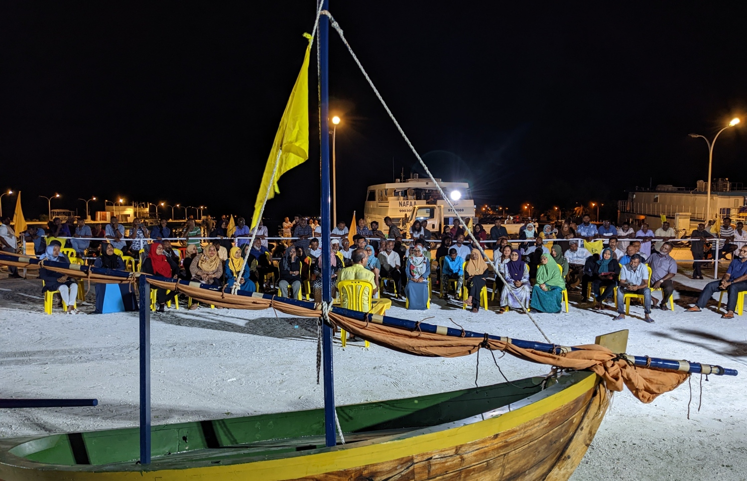 ނަޝީދު އައްޑޫގައި އެމްޑީޕީގެ މެމްބަރުންނާ ވާހަކަ ދައްކަވަނީ: އެމަނިކުފާނު ވިދާޅުވަނީ ބަރުލަމާނީ ގެނައުމުގެ މަސައްކަތް ހުއްޓާނުލައްވާ ކަމަށް. -- ފޮޓޯ | ސޯޝަލްމީޑިއާ