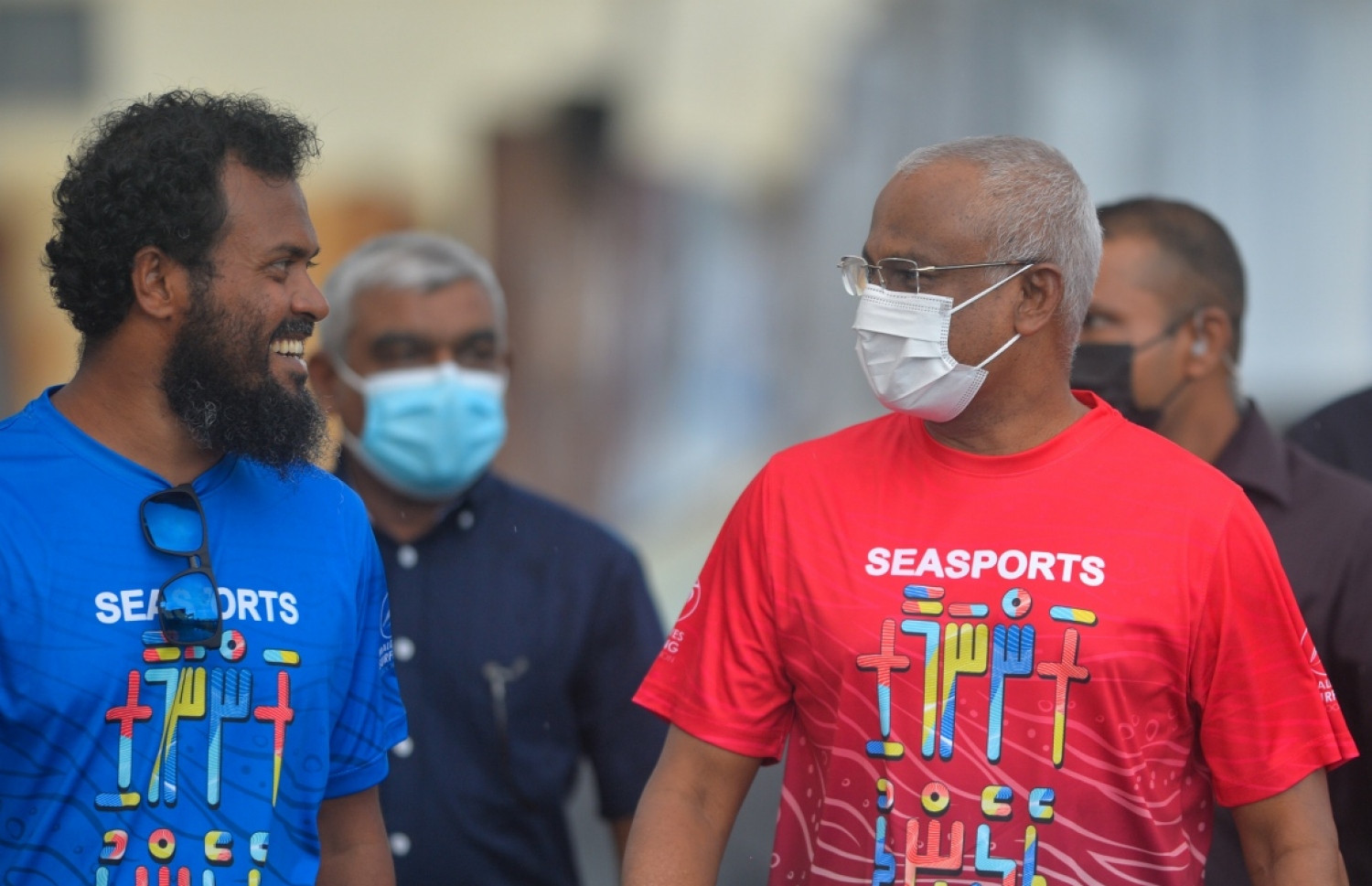 މިދިޔަ ނޮވެމްބަރު މަހު ބޭއްވި ގައުމީ ރާޅާ އެޅުމުގެ މުބާރާތް ނިންމުމުގެ ރަސްމިއްޔާތުގައި ޗޭ (ވ) އާއި ރައީސް އިބްރާހިމް މުހައްމަދު ސޯލިހް (ކ) --- ފައިލް ފޮޓޯ: ރައީސް އޮފީސް