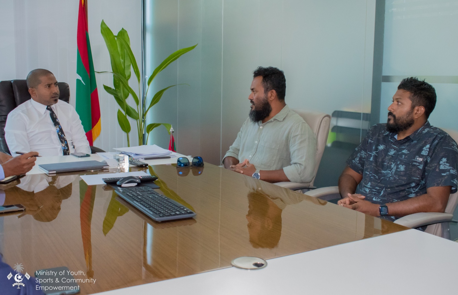 ޔޫތު މިނިސްޓަރު އަހުމަދު މަހްލޫފް (ވ) އާ އެކު ސާފިން އެސޯސިއޭޝަނުން ބޭއްވި ބައްދަލުވުމެއްގައި ޗޭ ބައިވެރިވަނީ --- ފޮޓޯ: ޔޫތު މިނިސްޓްރީ