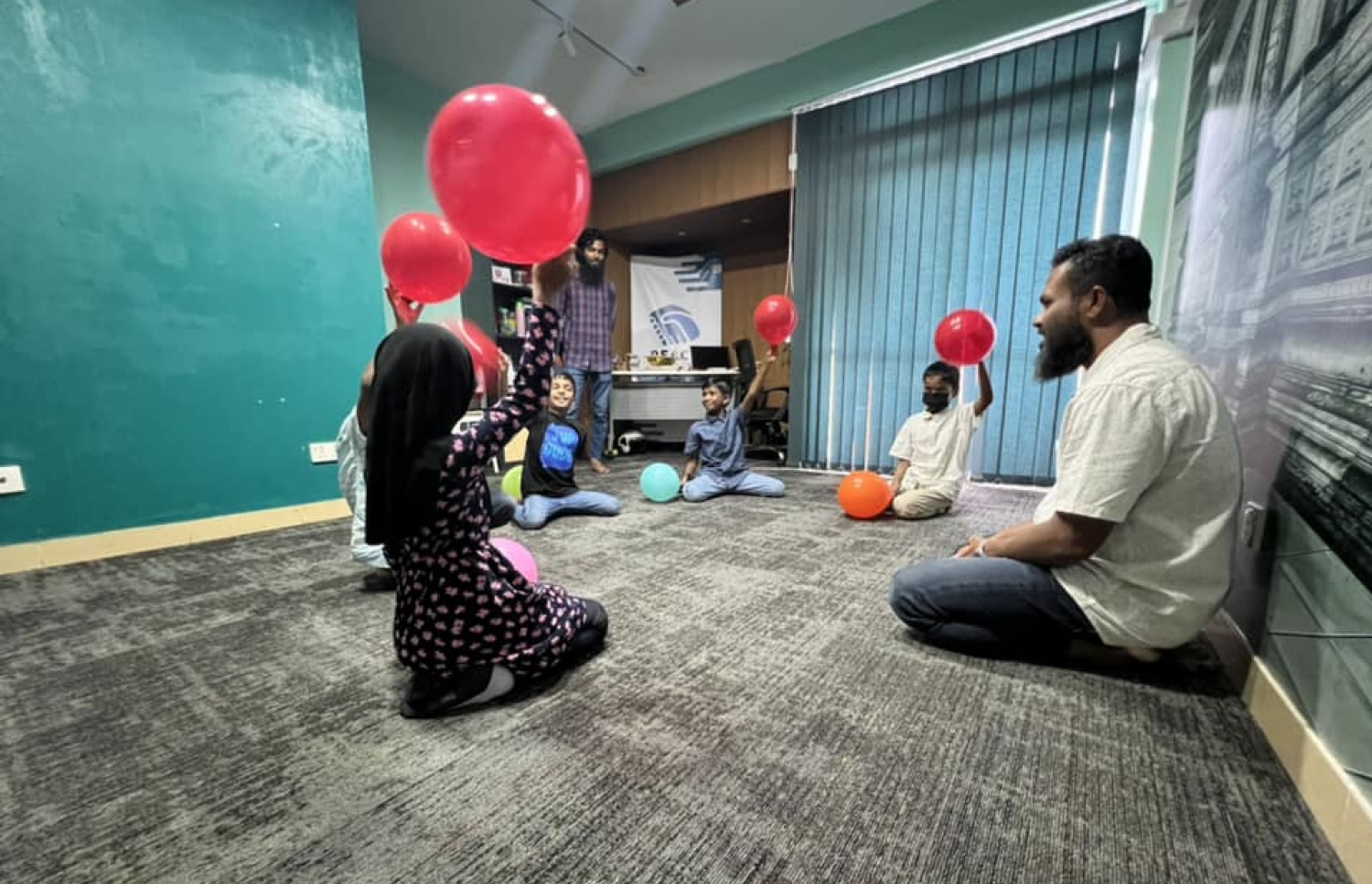 ޕީސް ފައުންޑޭޝަންގެ އިވެންޓެއްގައި ޗޭ ކުޑަކުދިންނަށް ޕްރޮގްރާމެއް ހިންގަނީ