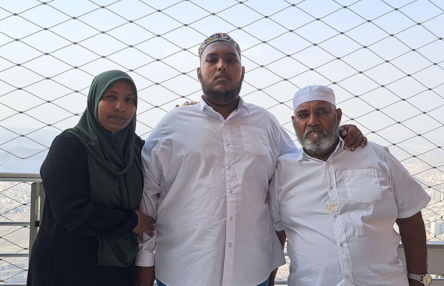 ސައުދީގައި ބާއްވާ ގުރުއާން މުބާރާތުގައި ބައިވެރިވި ނަބީހު، އޭނާގެ މަންމަ އާއި ބައްޕައާއެކު.-- ފޮޓޯ: ގުރުއާނާ ބެހޭ މަރުކަޒު