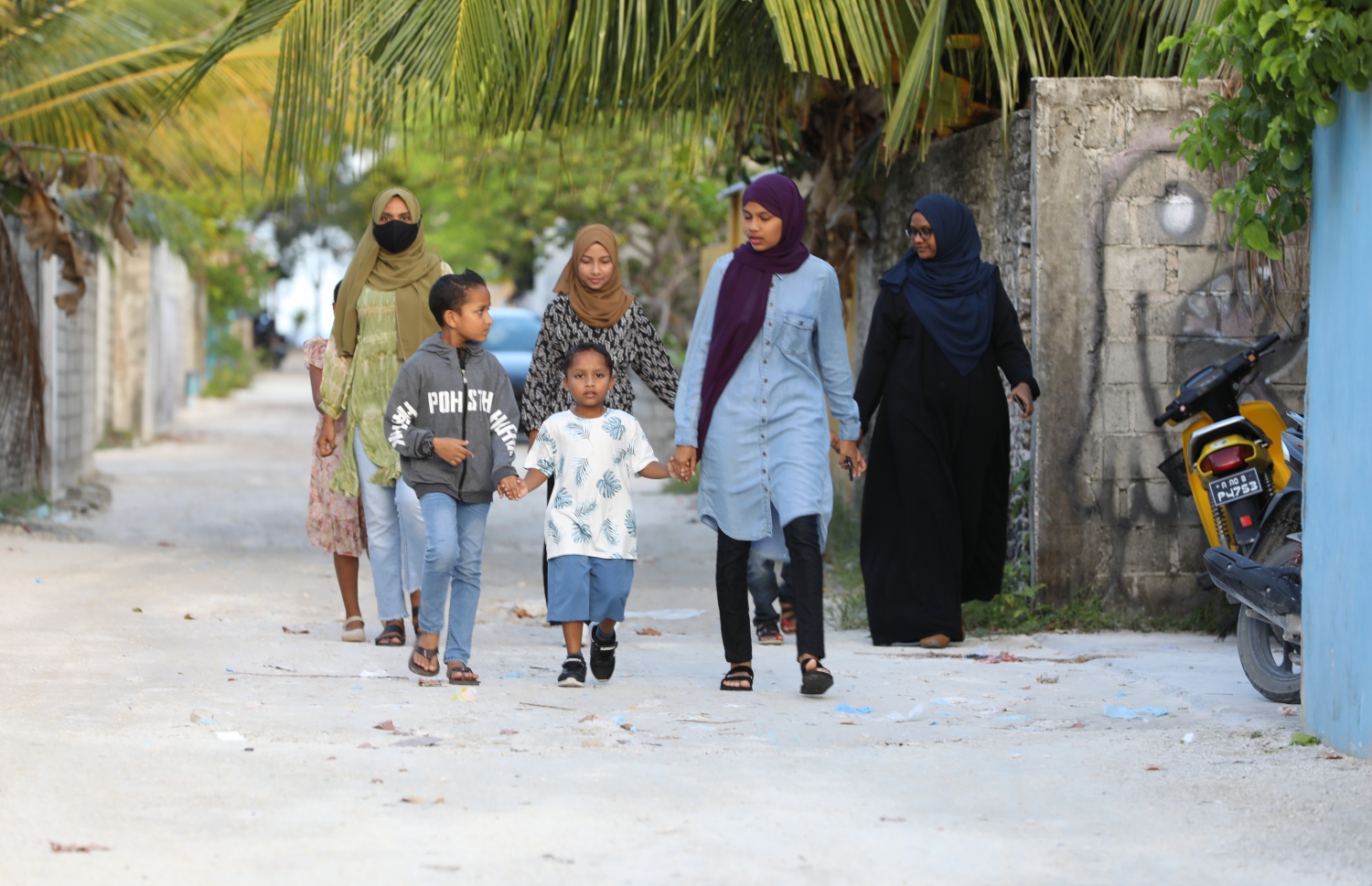 ގަމުގެ މަގުމަތިން ބަޔަކު ހިނގާލާފައި ދަނީ.