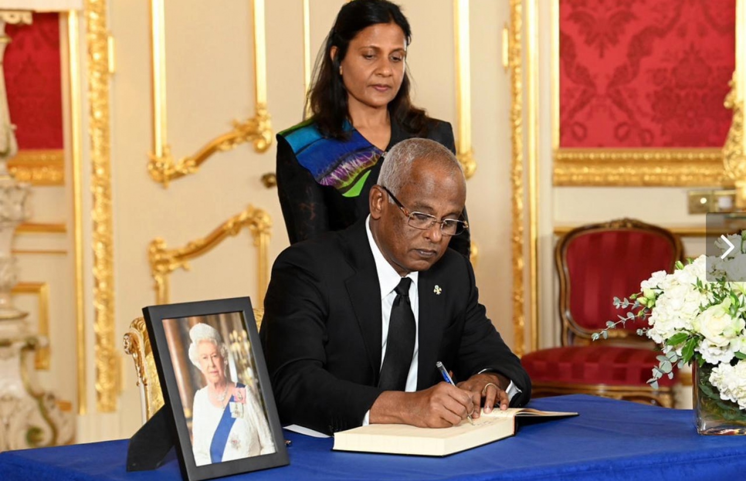 ލަންޑަނުގެ ލަންކަސްޓާ ހައުސްގައި ހުޅުވާފައިވާ ތައުޒިޔާގެ ދަފްތަރުގައި ރައީސް އިބްރާހިމް މުހައްމަދު ސޯލިހު، ތައުޒިޔާގެ ލިޔުމެއް ލިޔުއްވަނީ-- ފޮޓޯ: ރައީސް އޮފީސް