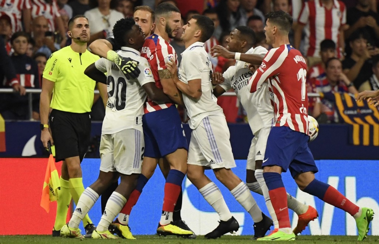 އެތުލެޓިކޯގެ ހާމޯސޯ، ރެއާލްގެ ސެބާޔޯސް އަށް ފައުލް ކޮށްގެން ހިނގި ހަމަނުޖެހުމުގެ ތެރެއިން. -- ފޮޓޯ: އޭއެފްޕީ