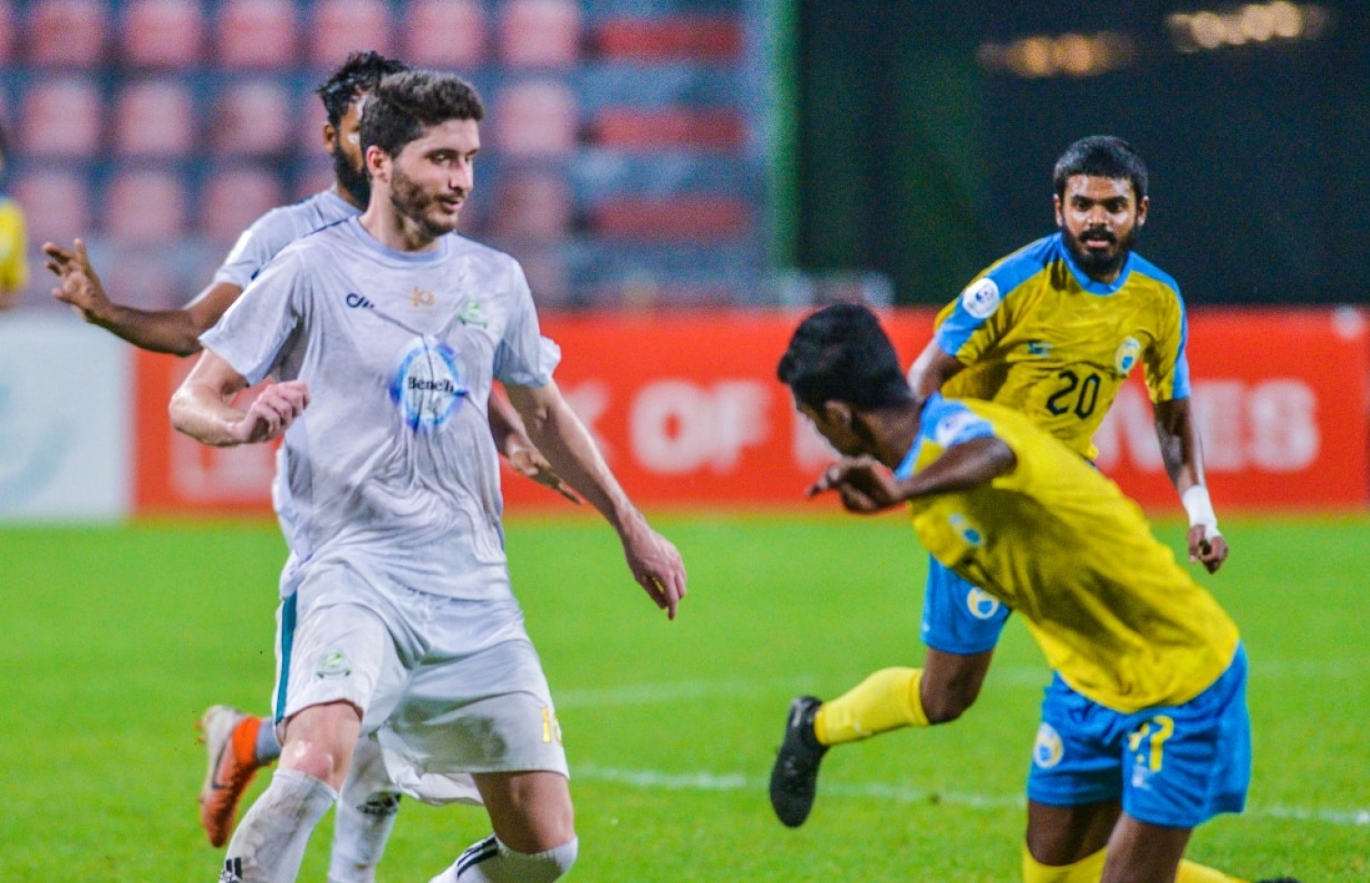 ވެލެންސިއާ އާ ދެކޮލަށް ގްރީން ކުޅުނު މެޗުގައި އޭންޖަލް (ވ) ބޯޅަ ހިފައިގެން ދާން މަސައްކަތް ކުރަނީ: އޭނާ މިހާރު ކުޅެމުން ދަނީ ހޮންޑީއުރަސްގެ ޕްރިމިއާ ލީގުގައި --- ފައިލް ފޮޓޯ: އެފްއޭއެމް