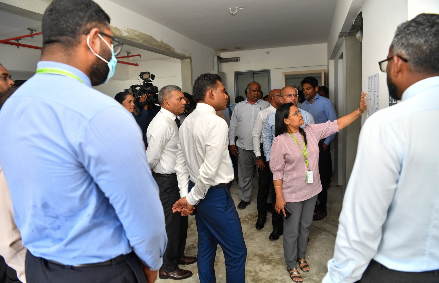 ހުޅުމާލެ ހޮސްޕިޓަލްގެ މަސައްކަތްތަކަކާ ގުޅޭގޮތުން ނައިބު ރައީސް ފައިސަލް ނަސީމް މައުލޫމާތު ސާފުކުރައްވަނީ.-- ފޮޓޯ: ރައީސް އޮފީސް