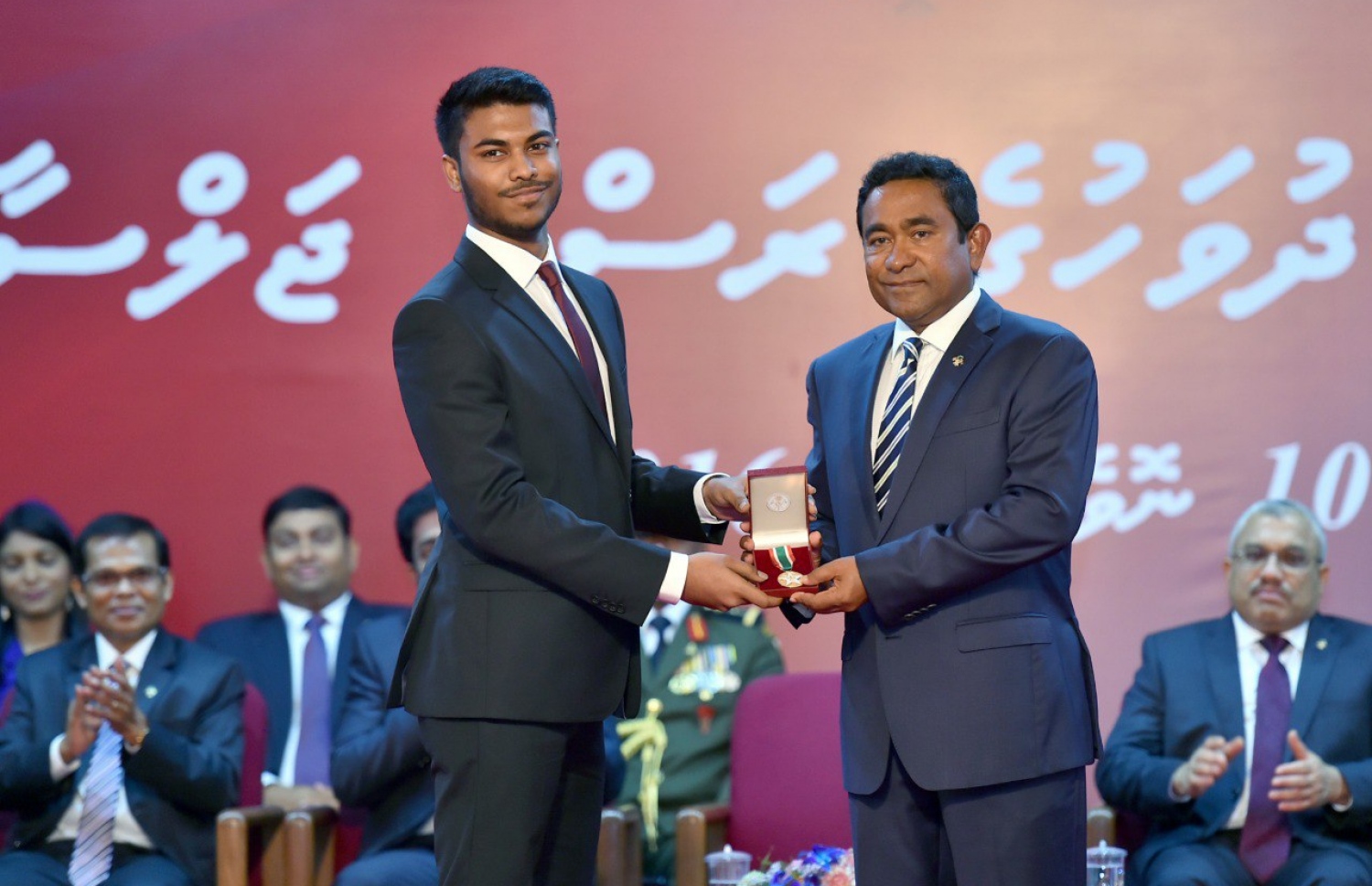 ބިޒްނަސްއިން ދުނިޔެއިން އެއްވަނަ ހޯދުމުން، ކުރީގެ ރައީސް އަބްދުﷲ ޔާމީން ޒައިފަށް މެޑަލް ދެއްވަނީ.-- ފޮޓޯ: ރައީސް އޮފީސް