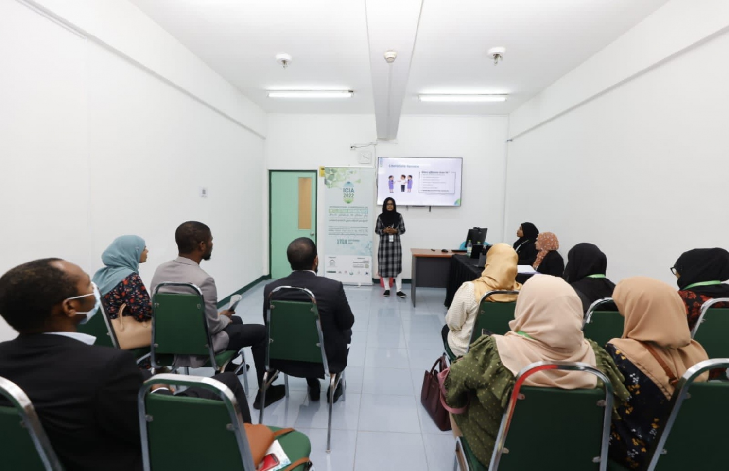 އައިޔޫއެމްގެ ކޮންފަރެންސްގައި ރިސާޗް ޕޭޕަރެއް ހުށަހަޅަނީ. --ފޮޓޯ: އަބްދުﷲ އަބީދު