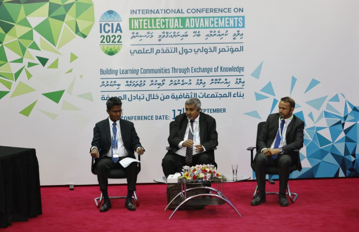 އައިޔޫއެމްގެ ކޮންފަރެންސްގައި ކުރިއަށްދިޔަ ޕެނަލް ޑިސްކަޝަނެއްގައި މަޖްލިސް މެމްބަރު އަލީ ހުސެއިން (ކ) އާއި ކުރީގެ ޕީޖީ މުއިއްޒު (މ) އަދި ގާނޫނީ ވަކީލް ސިރާޖު ބައިވެރިވެވަޑައިގަންނަވަނީ. --ފޮޓޯ: އަބްދުﷲ އަބީދު