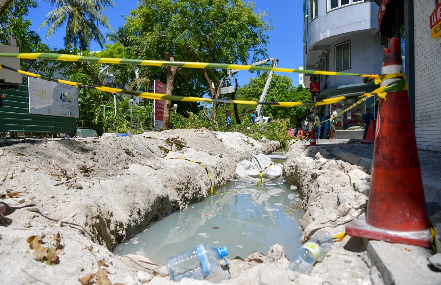 އަމީނީ މަގު ހެދުމަށް އެ މަގު ކޮނެފައި: އެ މަގު ތަރައްގީ ކުރަން ނިންމާފައި ވަނީ ތާރު އަޅައިގެން -- ފޮޓޯ: ފަޔާޒު މޫސާ/މިހާރު