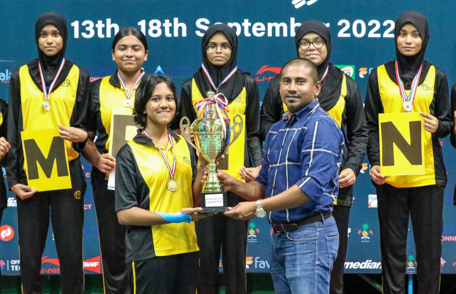 ތާޖުއްދީން ސްކޫލްގެ ބެޑްމިންޓަން ޓީމު: އެ ސްކޫލުން ވެސް ވަނީ ދެ ކެޓަގަރީ އަކުން ޗެމްޕިއަންކަން ހޯދާފަ --- ފޮޓޯ: ފަޔާޒު މޫސާ | މިހާރު