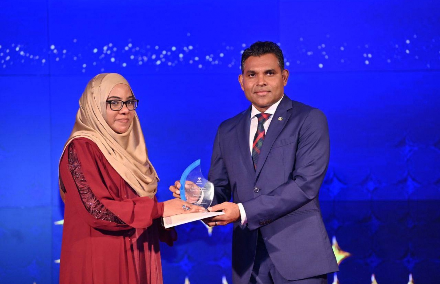 ވިލާ ކޮލެޖުގެ ހައި އެޗީވާސް އެވޯޑް ލިބުނު ދަރިވަރަކަށް ނައިބު ރައީސް ފައިސަލް ނަސީމު އެވޯޑް ހަވާލުކުރައްވަނީ -- ފޮޓޯ | ރައީސް އޮފީސް