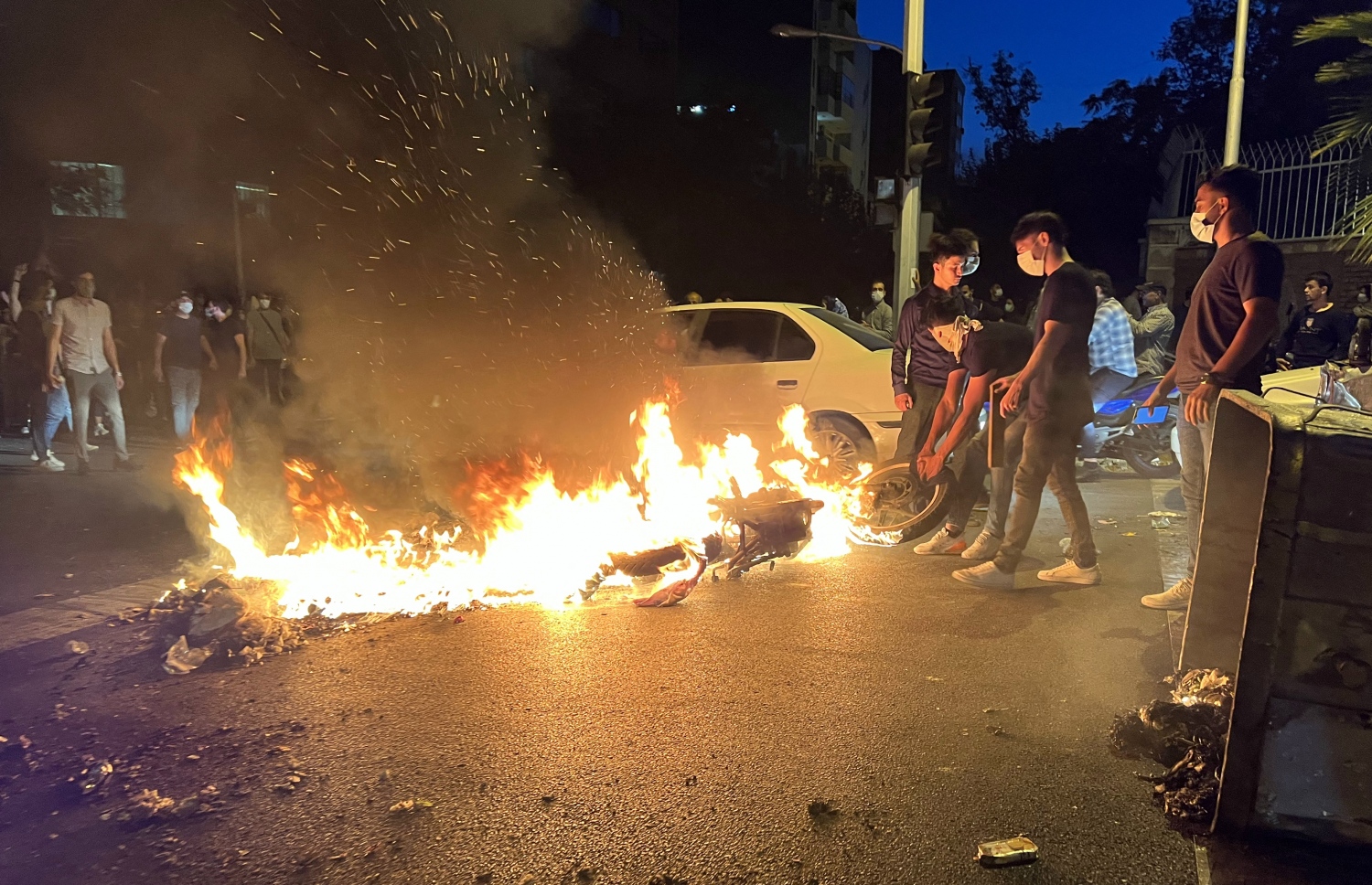 ސެޕްޓެމްބަރ 19، 2022: ސަރުކާރުގެ މިންގަނޑާ ޚިލާފަށް ބުރުގާ އަޅައިގެން އުޅެނިކޮށް، އީރާންގެ ފުލުހުން ހައްޔަރުކޮށް އަނިޔާކުރުމުގެ ސަބަބުން އަންހެނަކު މަރުވި މައްސަލައިގައި، އާންމުން މަގުތަކަށް ނުކުމެ މުޒާހަރާ ކުރުމުގެ ތެރޭގައި ފުލުހުންގެ އުޅަނދެއްގައި ރޯކޮށް އަންދާލަނީ. --އޭއެފްޕީ