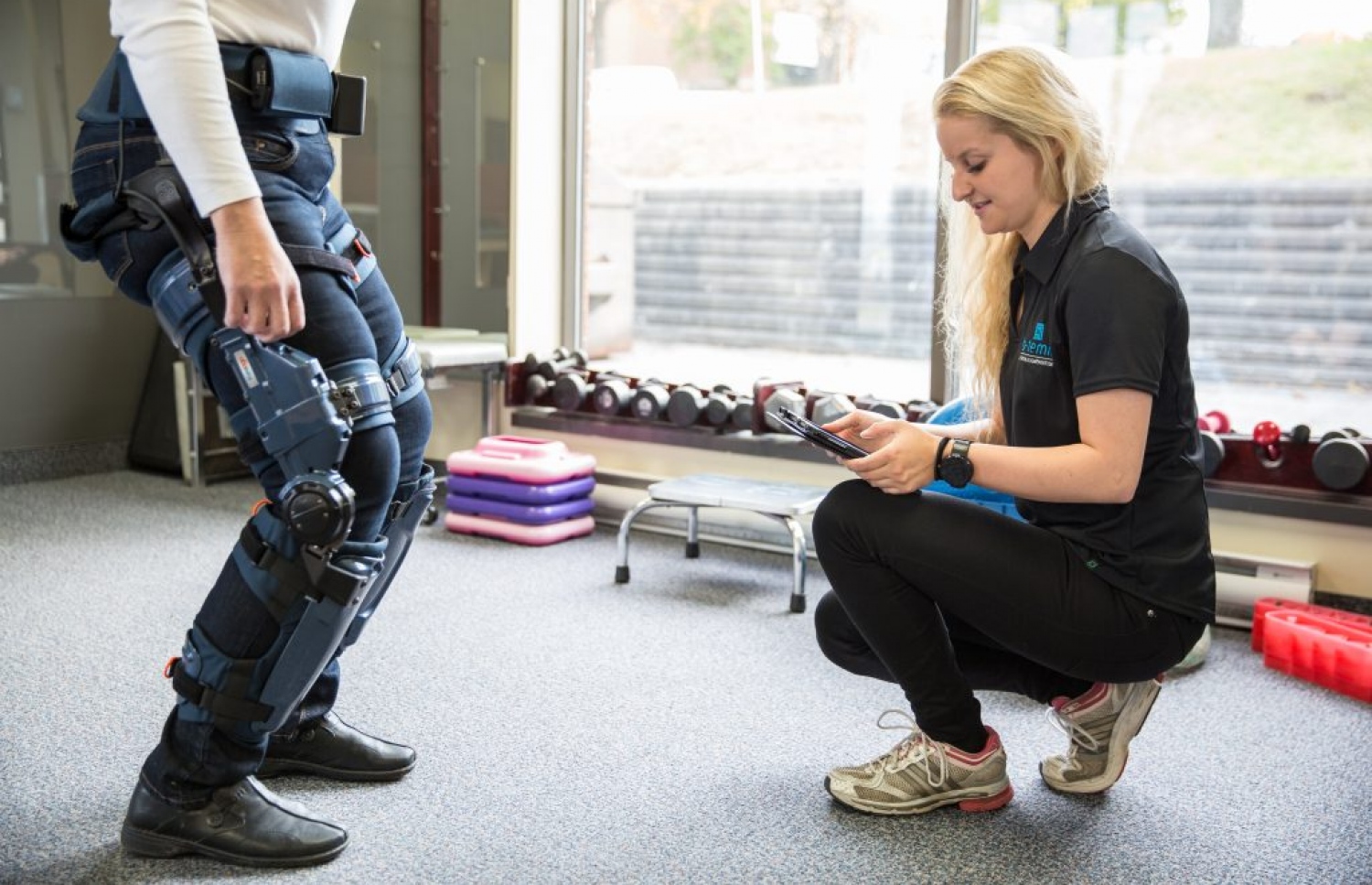 ކިއޯގޯ މަސައްކަތްކުރާ ގޮތް ދައްކާލަނީ. މި ރޮބޮޓް ބޭނުން ކޮށްގެން މީހުންނަށް ހިނގުމަސް އެހީތެރިވެދޭނެ